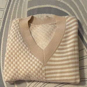 Women’s V-Neck Textured Knit Sweater in Beige